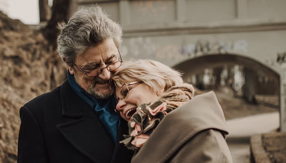 Pareja de adultos mayores acompañada por MedConcierge