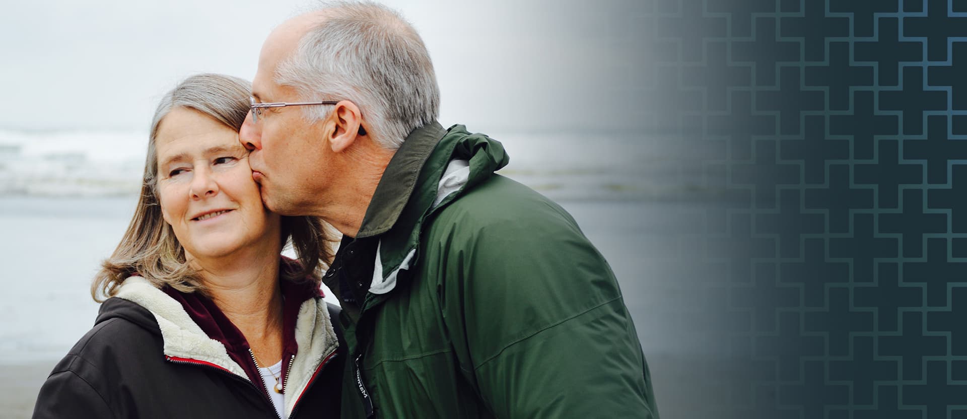 Pareja de adultos mayores acompañada por MedConcierge